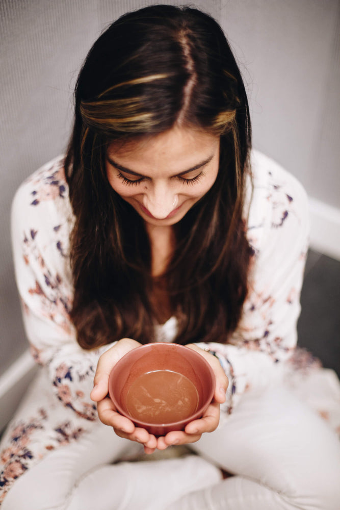 femme souriant devant un bol de cacao