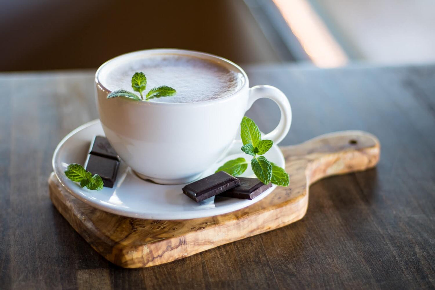 Une tasse de cacao à la menthe poivrée faite de thé à la menthe poivrée et de cacao de qualité cérémoniale.